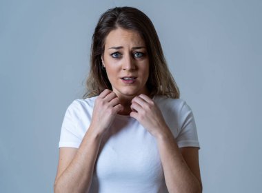 Genç kadının duygu korkmuş ve şok korku, anksiyete jestler yapma kapatın. Çok korkmuş ve umutsuz arıyorum. İnsan ve insan ifadeleri ve duygular kavramı. Nötr arka plan üzerinde izole.