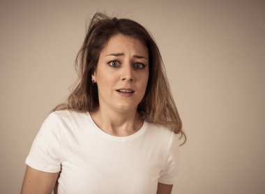 Genç kadının duygu korkmuş ve şok korku, anksiyete jestler yapma kapatın. Çok korkmuş ve umutsuz arıyorum. İnsan ve insan ifadeleri ve duygular kavramı. Nötr arka plan üzerinde izole.