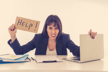 Stres yardım işareti duygu yorgun ve sinirli bakarak overworked ve bunalmış tutarak masa başında çalışan genç güzel iş kadını. İş eğitim, başarısız ve teknoloji kavramı.