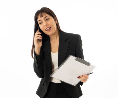 Genç gülümseyen güzel işkadını klasör duygu kendinden emin ve başarılı mobil akıllı telefon konuşma ile yarım uzunluk portre. İnsanlar, iş, iletişim ve teknoloji kavramı.