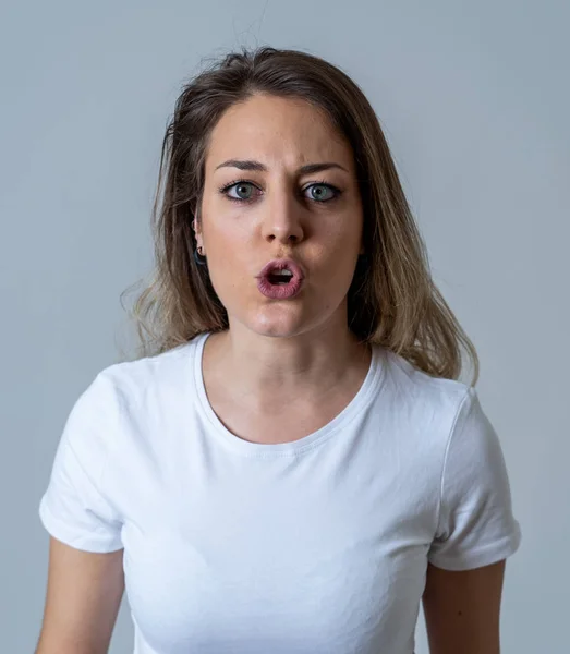 Feche Retrato Mulher Caucasiana Atraente Jovem Com Uma Cara Zangada — Fotografia de Stock