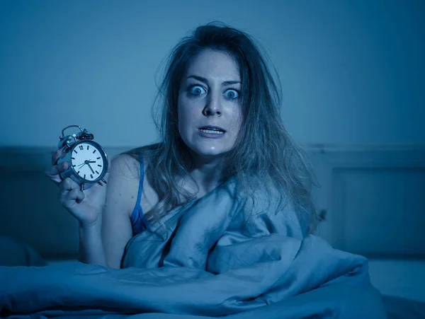 不眠之夜和绝望美丽的高加索女人晚上醒来不能睡觉 显示时钟 感到沮丧和担心失眠的睡眠障碍的概念 — 图库照片