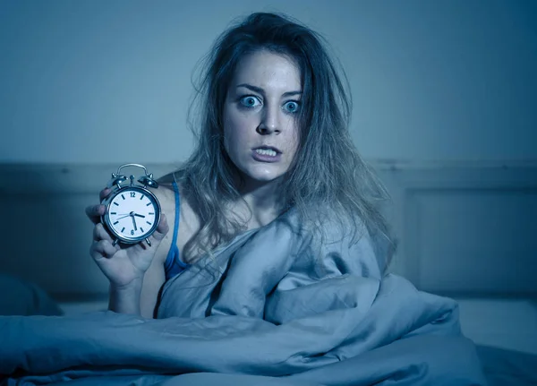 眠れないと絶望的な美しい白人女性夜眠れなくて 表示時計 目がさめている気持ちがイライラして不眠症睡眠障害概念に苦しむ心配 — ストック写真