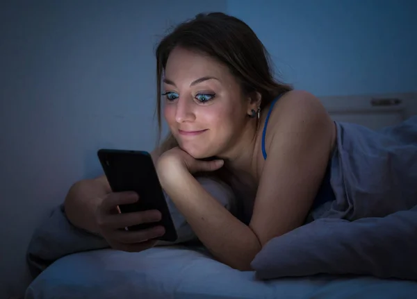 Happy Young Beautiful Girl Talking Surfing Internet Using Her Smart — Stock Photo, Image