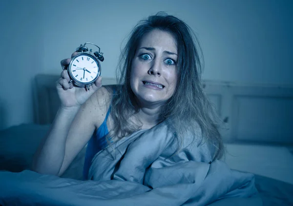 Бессонная Отчаянная Красивая Белая Женщина Спит Ночам Показывая Часы Чувствуя — стоковое фото