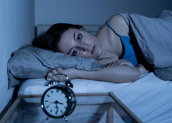 Mujer Caucásica Hermosa Insomne Desesperada Despierta Por Noche Capaz Dormir —  Fotos de Stock