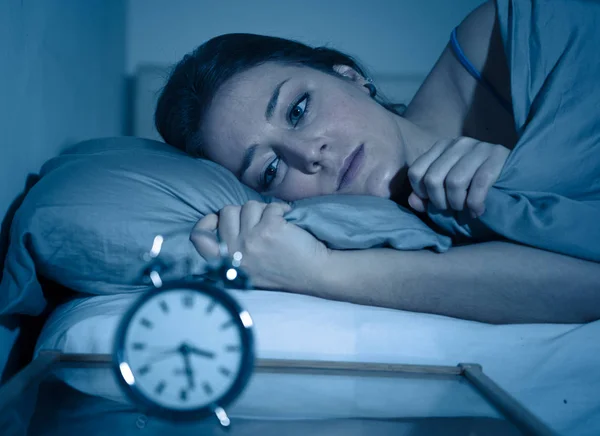 Insomnie Désespérée Belle Femme Caucasienne Réveillée Nuit Incapable Dormir Sentant — Photo