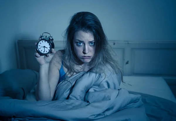Mujer Caucásica Hermosa Insomne Desesperada Despierta Por Noche Capaz Dormir — Foto de Stock