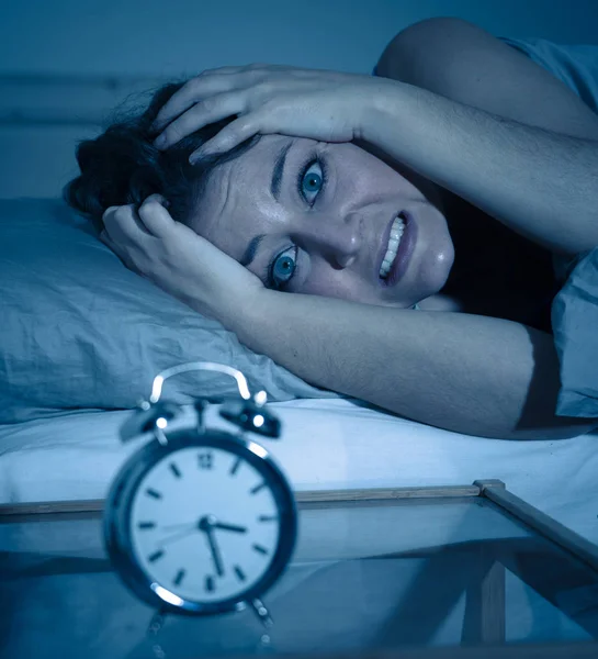 Mujer Caucásica Hermosa Insomne Desesperada Despierta Por Noche Capaz Dormir —  Fotos de Stock