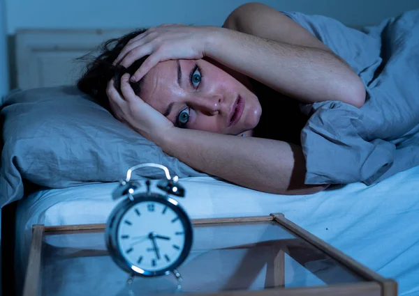 Mujer Caucásica Hermosa Insomne Desesperada Despierta Por Noche Capaz Dormir — Foto de Stock