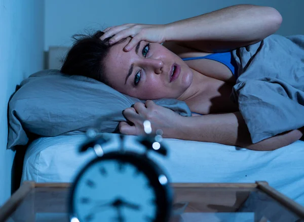 Insomnie Désespérée Belle Femme Caucasienne Réveillée Nuit Incapable Dormir Sentant — Photo