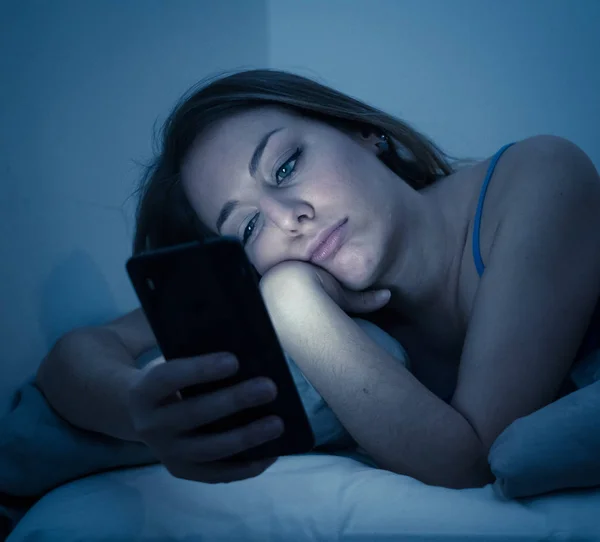 Verslaafd Jonge Mooie Vrouw Bed Chatten Surfen Het Internet Met — Stockfoto