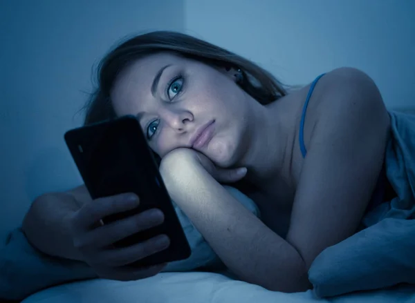 Verslaafd Jonge Mooie Vrouw Bed Chatten Surfen Het Internet Met — Stockfoto