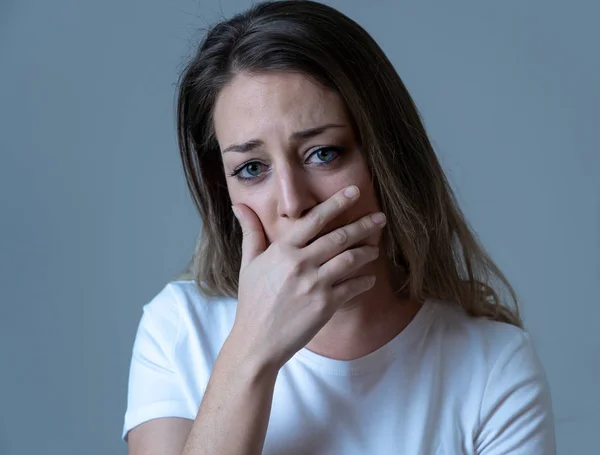 Närbild Porträtt Vacker Ung Kvinna Med Tråkigt Humör Ser Eländig — Stockfoto