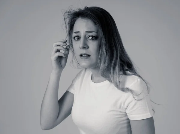 Κοντινό Πλάνο Της Νεαρής Γυναίκας Αίσθημα Φοβάται Και Σοκαρισμένος Κάνοντας — Φωτογραφία Αρχείου