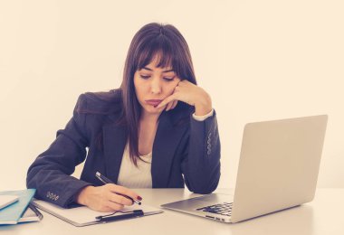 Genç güzel iş kadını office bilgisayar Resepsiyon duygu laptop üzerinde stres yorgun ve çok çalışan ve bunalmış sinirli. İşletme Eğitimi, başarısızlık teknoloji.