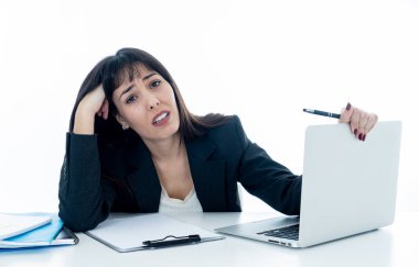 Genç güzel iş kadını office bilgisayar Resepsiyon duygu laptop üzerinde stres yorgun ve çok çalışan ve bunalmış sinirli. İşletme Eğitimi, başarısızlık teknoloji.