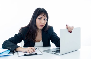 Genç güzel iş kadını office bilgisayar Resepsiyon duygu laptop üzerinde stres yorgun ve çok çalışan ve bunalmış sinirli. İşletme Eğitimi, başarısızlık teknoloji.