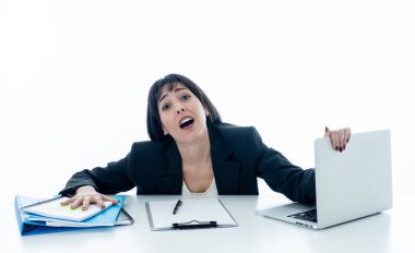 Genç güzel iş kadını office bilgisayar Resepsiyon duygu laptop üzerinde stres yorgun ve çok çalışan ve bunalmış sinirli. İşletme Eğitimi, başarısızlık teknoloji.