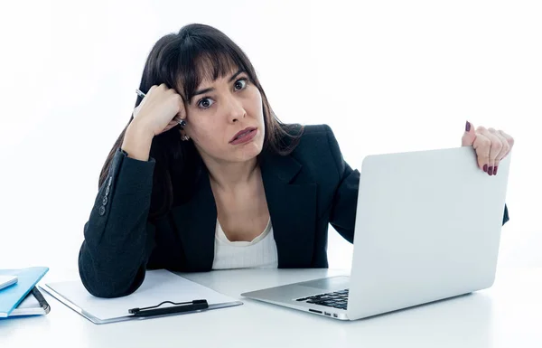 Jovem Mulher Negócios Bonita Sofrendo Estresse Trabalhando Laptop Mesa Computador — Fotografia de Stock