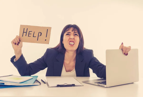 Jovem Bela Mulher Negócios Sofrendo Estresse Trabalhando Mesa Segurando Sinal — Fotografia de Stock