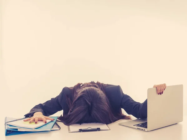 Jovem Mulher Negócios Bonita Sofrendo Estresse Trabalhando Laptop Mesa Computador — Fotografia de Stock