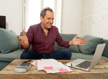 Bilgisayar Muhasebe Finans Happy borçları ücretsiz faturalara maaş ile başarılı orta yaşlı adam