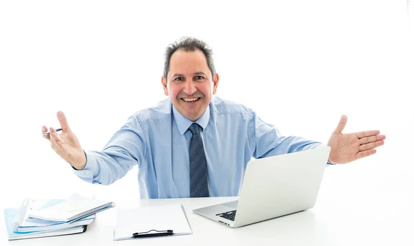 Retrato del hombre de negocios creativo feliz que trabaja en el ordenador portátil en el nuevo proyecto de compartir ideas — Foto de Stock