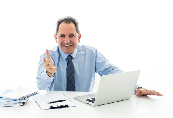 Retrato de homem de negócios criativo feliz trabalhando no laptop em novas ideias de compartilhamento de projetos — Fotografia de Stock