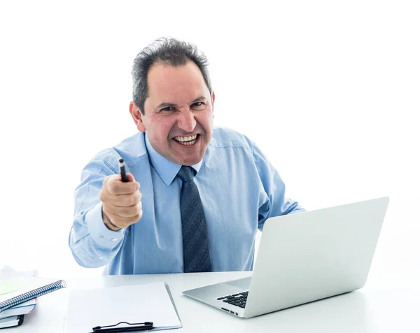 Retrato del hombre de negocios creativo feliz que trabaja en el ordenador portátil en el nuevo proyecto de compartir ideas — Foto de Stock