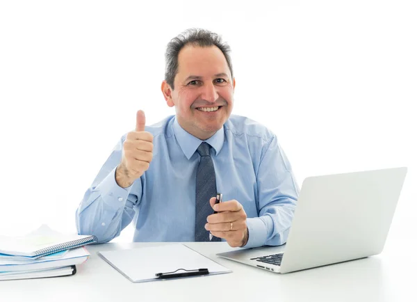 Atraente feliz maduro homem de negócios caucasiano trabalhando no computador portátil sentindo-se bem sucedido no trabalho — Fotografia de Stock