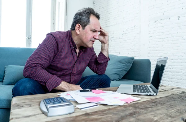 Uomo di mezza età sconvolto stressato circa i debiti della carta di credito e pagamenti non felici finanze contabili — Foto Stock