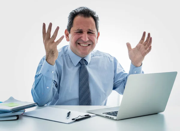 Перевантажений і відчайдушний зрілий бізнесмен, що працює з ноутбуком, відчуває сердитий і розлючений в офісі — стокове фото