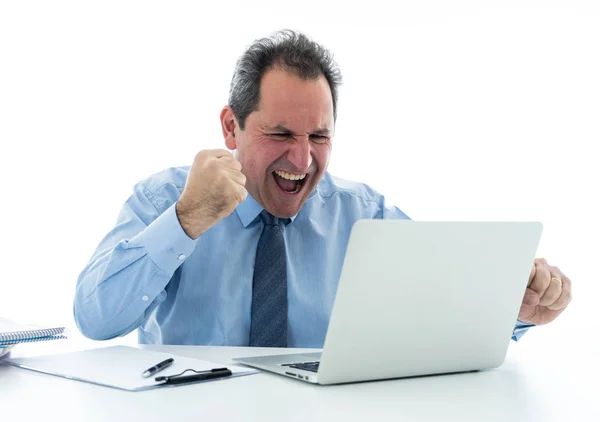 Überwältigte und verzweifelte reife Geschäftsleute, die mit Laptop arbeiten und sich im Büro wütend und wütend fühlen — Stockfoto