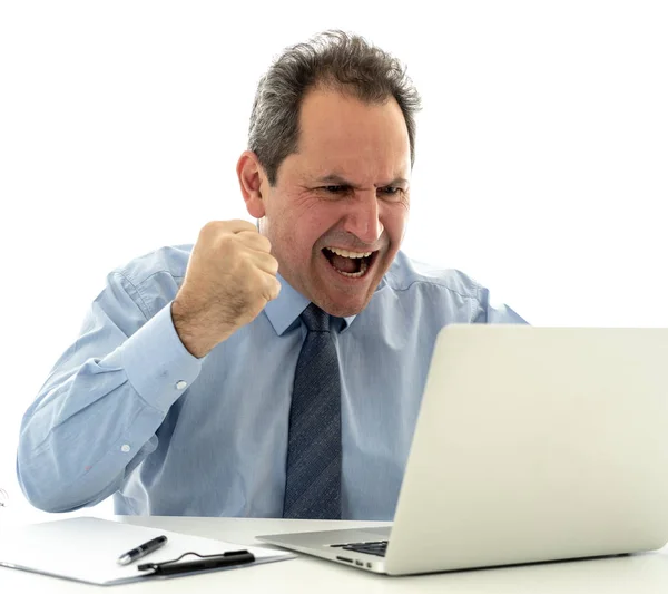 Zasypany i zdesperowany dojrzałe biznesmen pracę z laptopem i wściekły w biurze — Zdjęcie stockowe