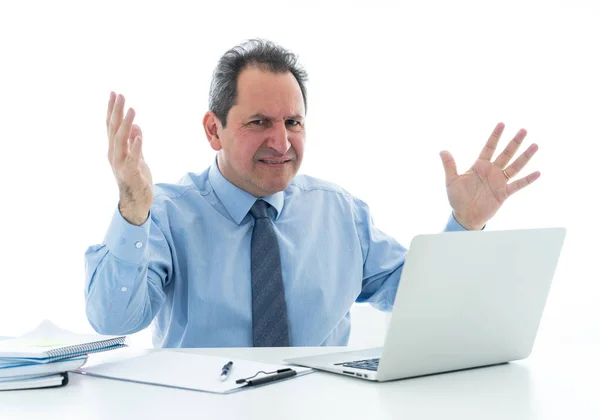 Überwältigte und verzweifelte reife Geschäftsleute, die mit Laptop arbeiten und sich im Büro wütend und wütend fühlen — Stockfoto