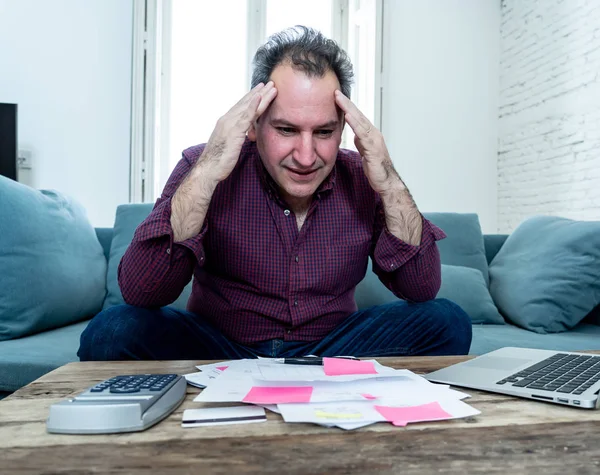 Trastornado hombre de mediana edad estresado por deudas de tarjetas de crédito y pagos no contable feliz finanzas — Foto de Stock