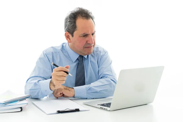 Överväldigad och trött mogen affärsman som arbetar på kontoret känner du dig stressad och huvudvärk — Stockfoto