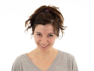 Mutlu yüz ve güzel bir gülümseme ile çekici genç beyaz kadın portre yakın. Beyaz üzerinde izole. Insanlar, pozitif insan yüz ifadeleri ve duygular kavramı.