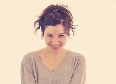 Mutlu yüz ve güzel bir gülümseme ile çekici genç beyaz kadın portre yakın. Beyaz üzerinde izole. Insanlar, pozitif insan yüz ifadeleri ve duygular kavramı.