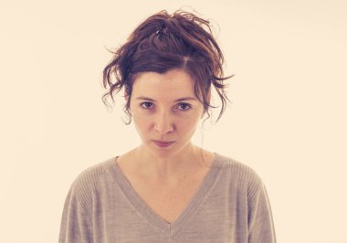 Kızgın bir yüz ile genç çekici beyaz kadın yakın. Deli ve çılgın bağırarak ve öfkeli jestler yapıyor. Nötr arka planda izole. Yüz ifadeleri ve duygular.