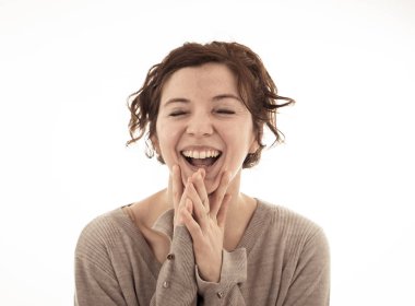 Mutlu yüz ve güzel bir gülümseme ile çekici genç beyaz kadın portre yakın. Beyaz üzerinde izole. Insanlar, pozitif insan yüz ifadeleri ve duygular kavramı.