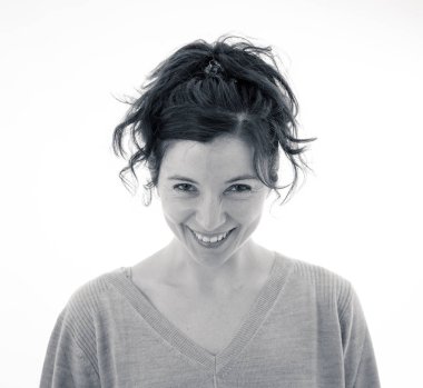 Mutlu yüz ve güzel bir gülümseme ile çekici genç beyaz kadın siyah ve beyaz portre kapatın. Beyaz üzerinde izole. Insanlar, pozitif insan yüz ifadeleri ve duygular kavramı.