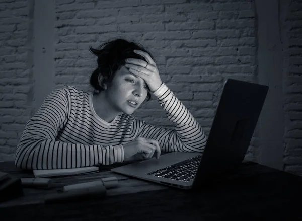 Černý Bílý Portrét Přepracovaná Unavené Studentky Pracující Noci Přenosném Počítači — Stock fotografie