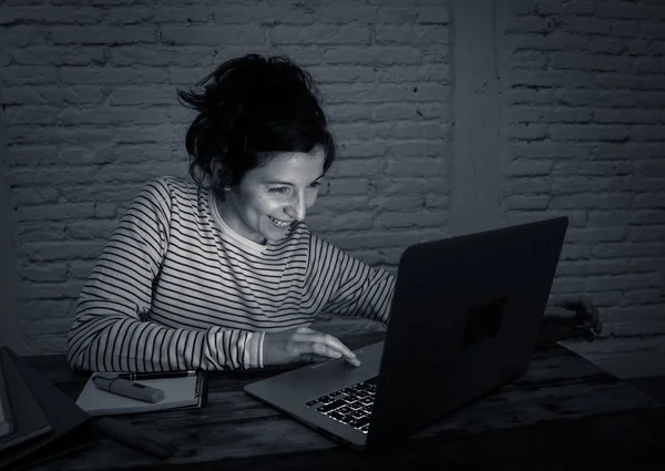 Primer Plano Retrato Blanco Negro Una Hermosa Mujer Casual Feliz — Foto de Stock