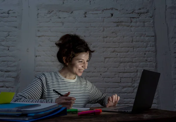 Zavřete Portrét Moodyho Světle Šťastné Neformální Ženy Pracující Studující Přenosný — Stock fotografie
