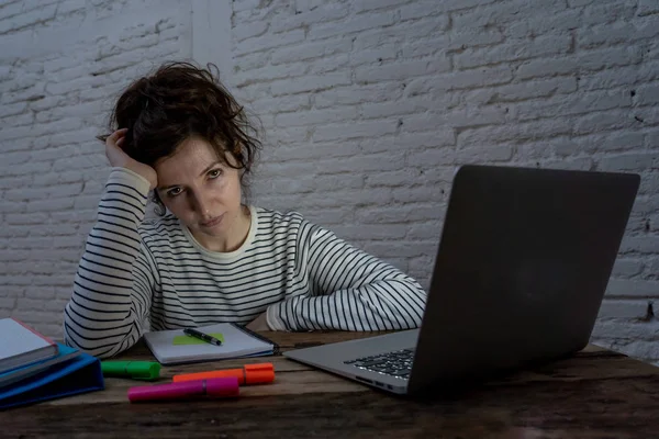 Estudiante Con Exceso Trabajo Cansada Que Trabaja Hasta Tarde Por — Foto de Stock