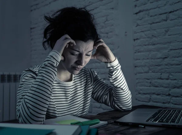 Étudiante Surmenée Fatiguée Travaillant Tard Dans Nuit Sur Son Ordinateur — Photo