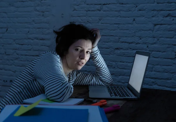 Перероблена Втомлена Студентка Працює Пізно Вночі Своєму Ноутбуці Намагаючись Заснути — стокове фото