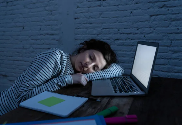 彼女のラップトップ上で夜遅く働いている間 机の上で眠っている疲れきった女性学生 彼女の机の上で疲れて眠くなる感じ 試験や過労の概念のための勉強で — ストック写真